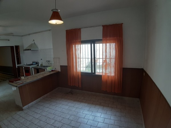 Venta casa con local en esquina.