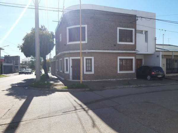 Venta casa 4 habitaciones en esquina.
