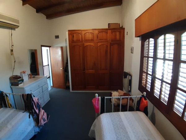 Venta casa 4 habitaciones en esquina.