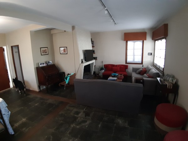 Venta casa 4 habitaciones en esquina.