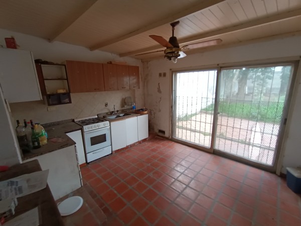Venta casa dos habitaciones con buen patio.