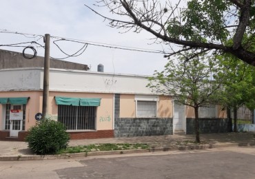 Venta casa con local en esquina.